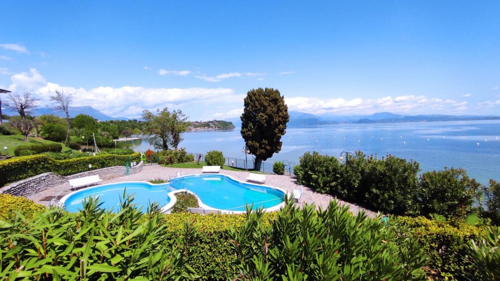 Front Lake Amazing View Manerba del Garda Buitenkant foto