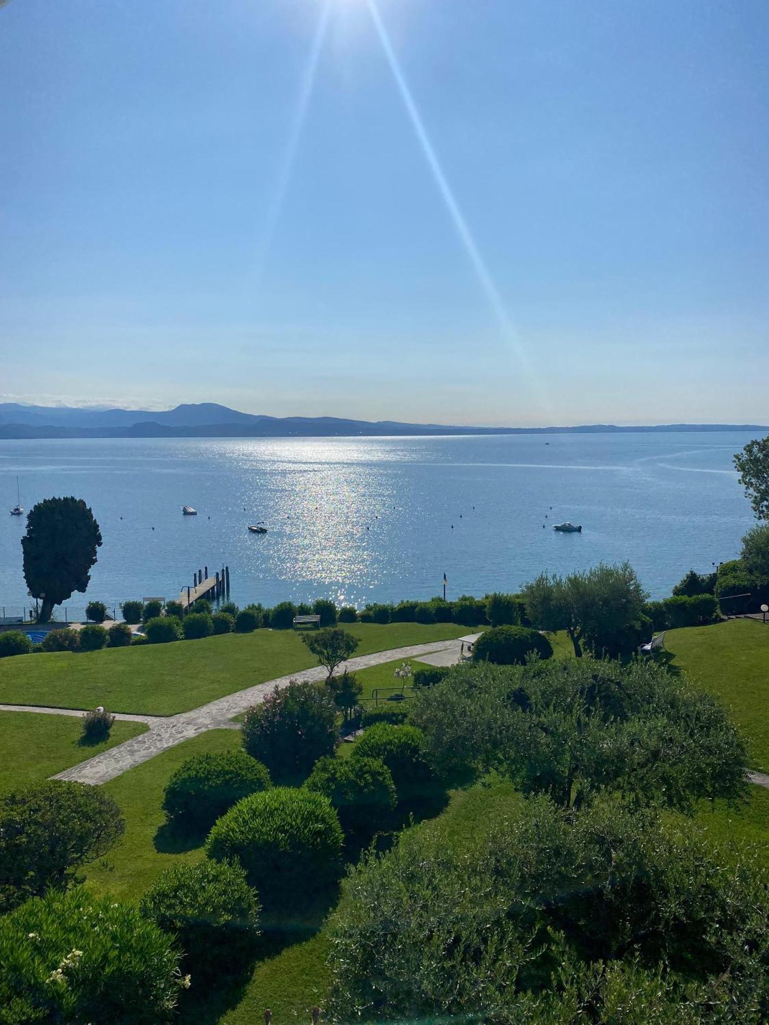 Front Lake Amazing View Manerba del Garda Buitenkant foto