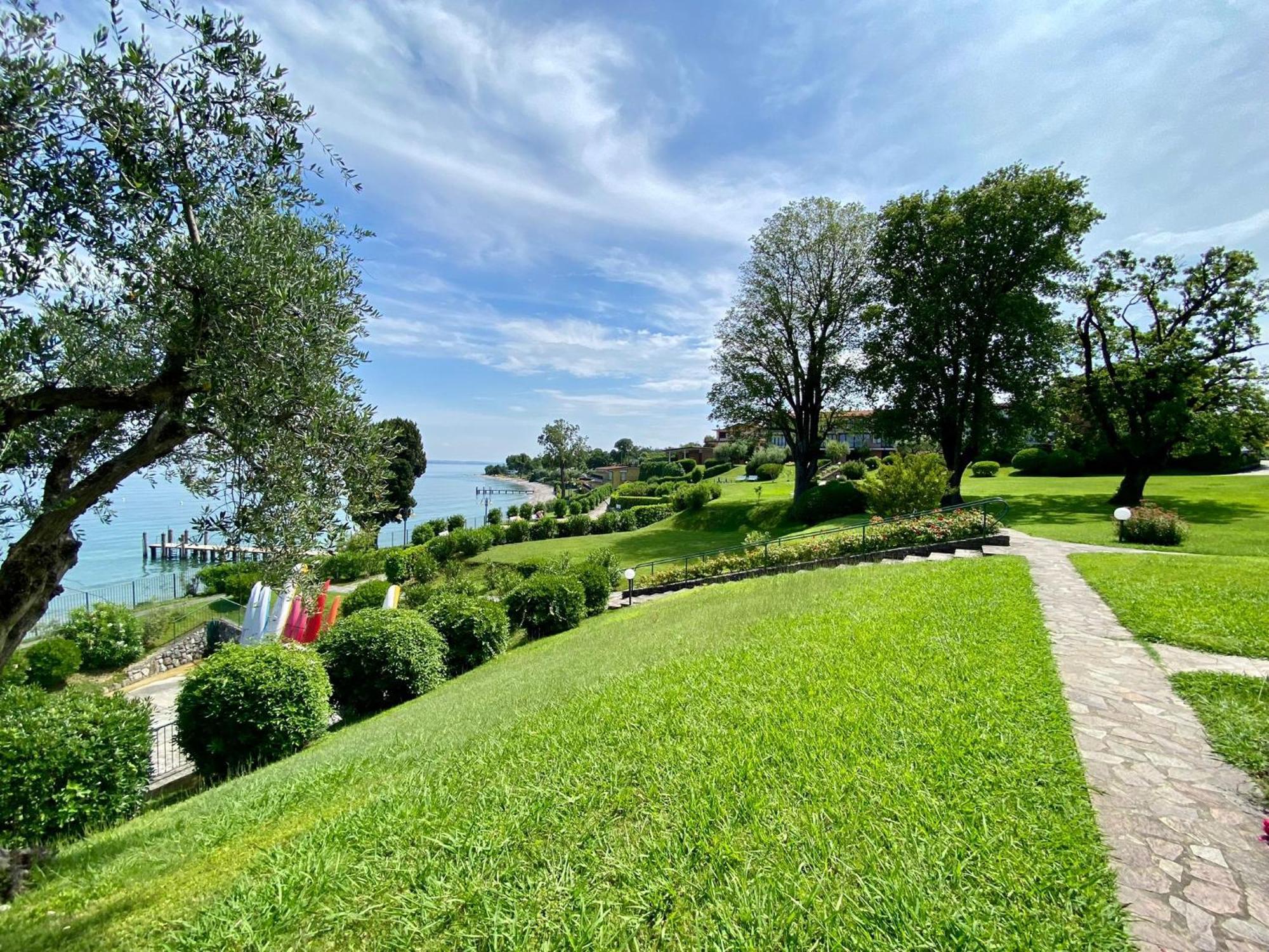Front Lake Amazing View Manerba del Garda Buitenkant foto